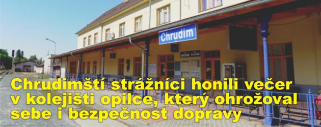 Chrudimští strážníci honili večer v kolejišti opilce, který ohrožoval sebe i bezpečnost dopravy