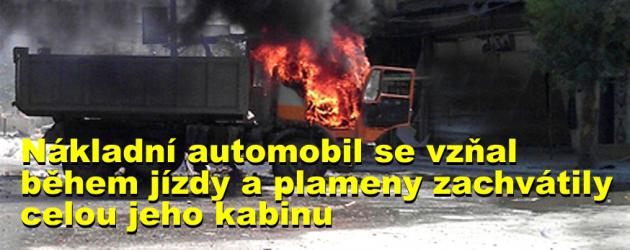 Nákladní automobil se vzňal během jízdy a plameny zachvátily celou jeho kabinu