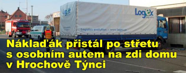 Náklaďák přistál po střetu s osobním autem na zdi domu v Hrochově Týnci