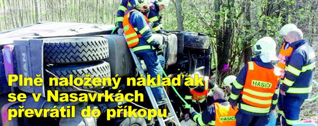 Plně naložený náklaďák se v Nasavrkách převrátil do příkopu