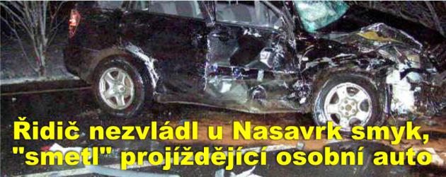 Řidič nezvládl na kluzké silnici u Nasavrk smyk a v protisměru "smetl" projíždějící osobní auto