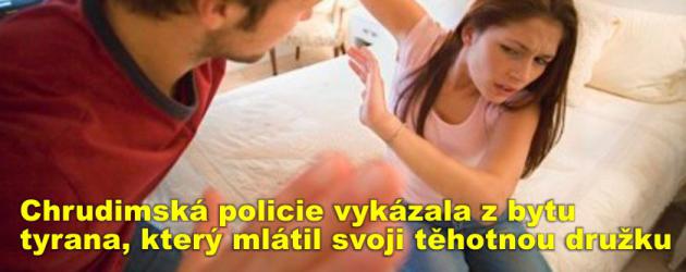 Chrudimská policie vykázala z bytu tyrana, který škrtil a mlátil svoji těhotnou družku