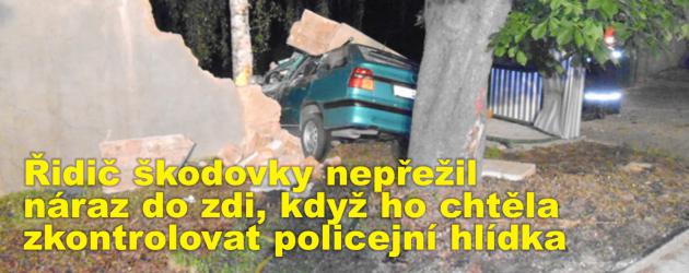 Řidič škodovky nepřežil náraz do zdi, když ho chtěla zkontrolovat policejní hlídka