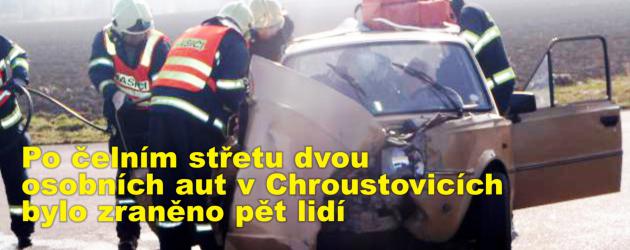 Po čelním střetu dvou osobních aut v Chroustovicích bylo zraněno pět lidí