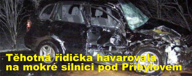 Těhotná řidička s nezletilým spolujezdcem havarovala s osobním autem na mokré silnici pod Přibylovem 