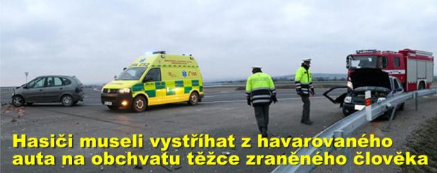 Hasiči museli vystříhat z havarovaného auta na chrudimském obchvatu těžce zraněného člověka