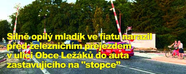 Silně opilý mladík ve fiatu narazil před železničním přejezdem v ulici Obce Ležáků do auta zastavujícího na "stopce"
