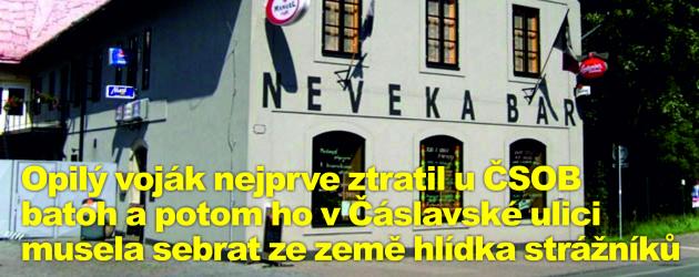 Opilý voják nejprve ztratil u ČSOB batoh a potom ho v Čáslavské ulici musela sebrat ze země hlídka strážníků