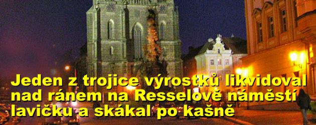Jeden z trojice výrostků likvidoval nad ránem na Resselově náměstí lavičku a skákal po kašně