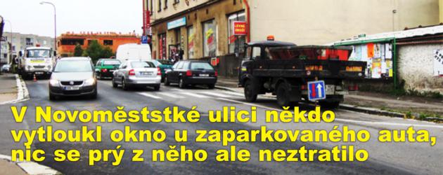 V Novoměstské ulici někdo vytloukl okno u zaparkovaného auta, nic se prý z něho ale neztratilo