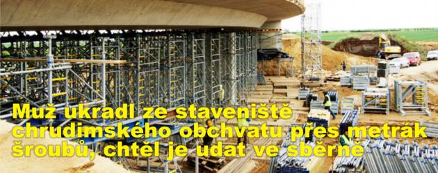 Muž ukradl ze staveniště chrudimského obchvatu přes metrák šroubů, chtěl je udat ve sběrně