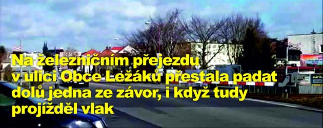 Na železničním přejezdu v ulici Obce Ležáků přestala padat dolů jedna ze závor, i když tudy projížděl vlak 