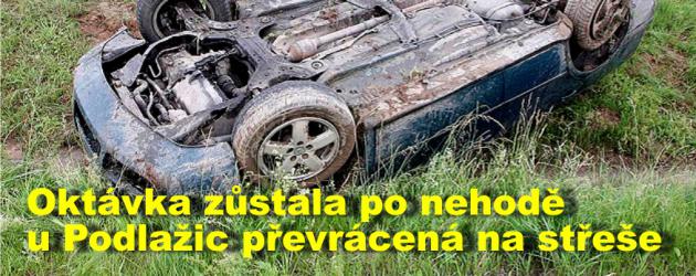 Oktávka zůstala po nehodě u Podlažic převrácená na střeše, zraněného řidiče odvezla záchranka