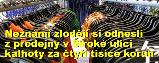 Neznámí zloději obelstili bezpečnostní rám a z prodejny v Široké ulici si odnesli kalhoty za čtyři tisíce korun