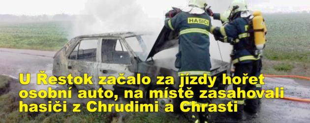U Řestok začalo za jízdy hořet osobní auto, na místě zasahovali hasiči z Chrudimi a Chrasti