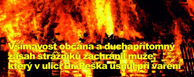 Všímavost občana a duchapřítomný zásah strážníků zachránil muže, který v ulici Dr. Peška usnul při vaření