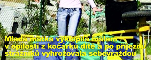 Mladá matka vyklopila málem v opilosti z kočárku dítě a po příjezdu strážníků vyhrožovala sebevraždou 