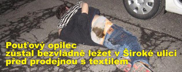 Pouťový opilec zůstal bezvládně ležet v Široké ulici před prodejnou s textilem