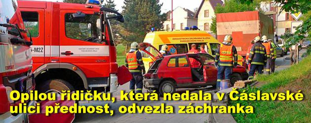 Opilou řidičku, která nedala v Čáslavské ulici přednost náklaďáku, odvezla se zraněním záchranka  