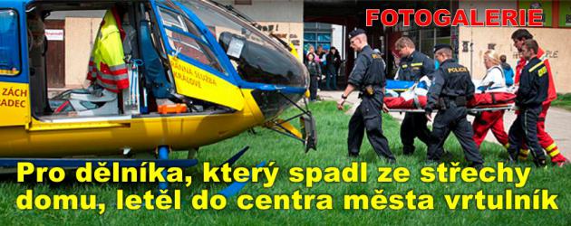 Pro dělníka, který spadl ze střechy domu, letěl do centra města vrtulník letecké záchranné služby 
