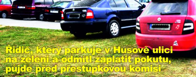 Řidič, který parkuje v Husově ulici na zeleni a odmítl zaplatit pokutu, půjde před přestupkovou komisi