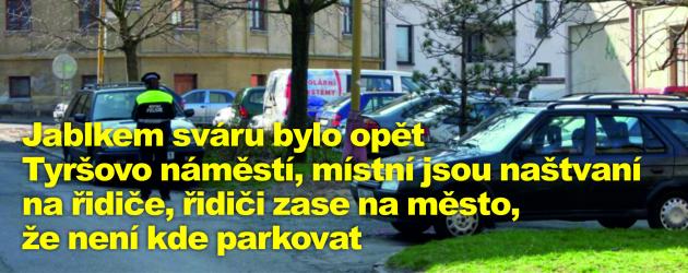 Jablkem sváru bylo opět Tyršovo náměstí, místní jsou naštvaní na řidiče, řidiči zase na město, že není kde parkovat