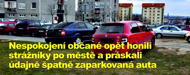 Nespokojení občané opět honili strážníky po městě a práskali údajně špatně zaparkovaná auta