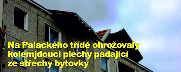 Na Palackého třídě ohrožovaly kolemjdoucí plechy padající ze střechy bytovky