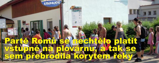Partě Romů se nechtělo platit vstupné na plovárnu, a tak se sem přebrodila korytem řeky