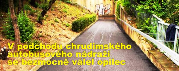 V podchodu chrudimského autobusového nádraží se bezmocně válel opilec