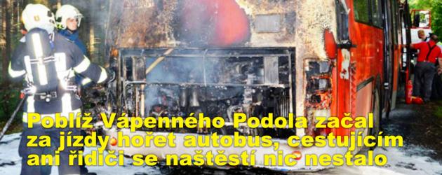 Poblíž Vápenného Podola začal za jízdy hořet autobus, cestujícím ani řidiči se naštěstí nic nestalo