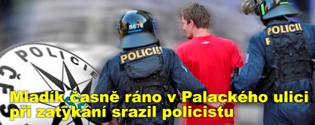 Mladík se vloupal časně ráno v Palackého ulici do několika aut a při zatýkání srazil autem policistu