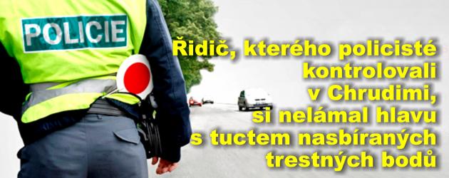 Řidič, kterého policisté kontrolovali v Chrudimi, si nelámal hlavu s tuctem nasbíraných trestných bodů