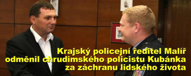 Krajský policejní ředitel Malíř odměnil chrudimského policistu Kubánka za záchranu lidského života