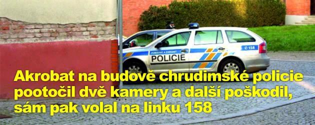Akrobat na budově chrudimské policie pootočil dvě kamery a další poškodil, sám pak volal na linku 158