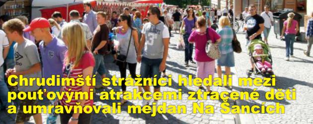 Chrudimští strážníci hledali mezi pouťovými atrakcemi ztracené děti a umravňovali divoký mejdan Na Šancích