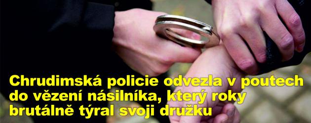 Chrudimská policie odvezla v poutech do vězení násilníka, který roky brutálně týral svoji družku