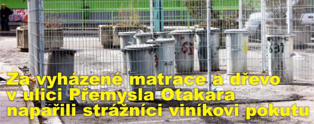 Za vyházené matrace a dřevo v ulici Přemysla Otakara napařili strážníci viníkovi pokutu