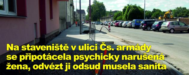 Na staveniště v ulici Čs. armády se připotácela psychicky narušená žena, odvézt ji odsud musela sanita