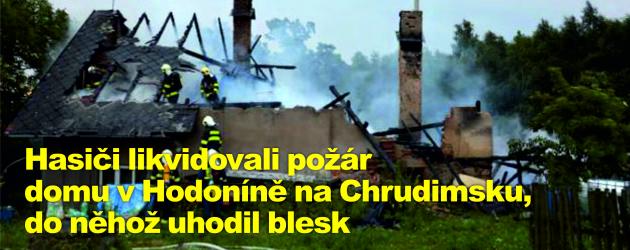 Hasiči likvidovali požár domu v Hodoníně na Chrudimsku, do něhož uhodil blesk 