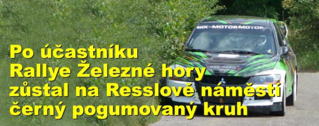 Po účastníkovi Rallye Železné hory zůstal na Resslově náměstí černý pogumovaný kruh