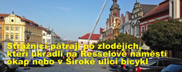 Strážníci pátrají po zlodějích, kteří ukradli na Resselově náměstí okap nebo v Široké ulici bicykl