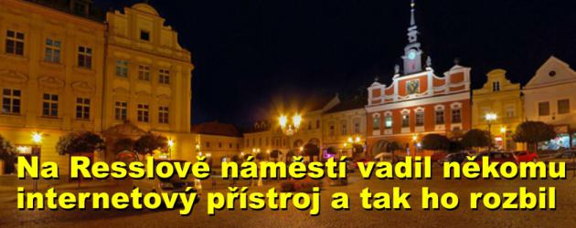 Na Resslově náměstí vadil někomu veřejný internetový přístroj a tak ho úmyslně rozbil 