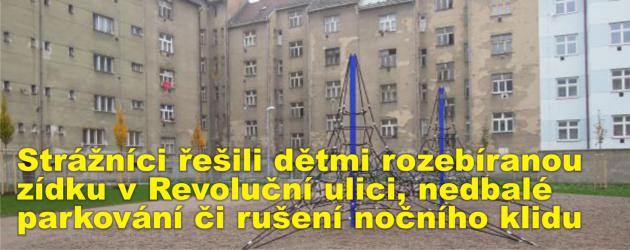 Strážníci řešili dětmi rozebíranou zídku v Revoluční ulici, nedbalé parkování či rušení nočního klidu