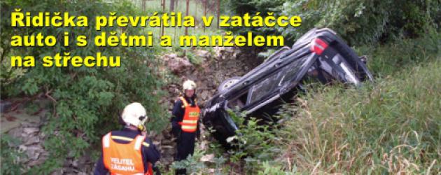 Řidička převrátila v zatáčce auto i s dětmi a manželem na střechu