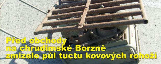 Před obchody na chrudimské Borzně zmizelo půl tuctu kovových rohoží