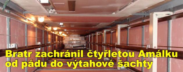 Bratr zachránil čtyřletou Amálku od pádu do výtahové šachty ze sedmého patra paneláku v Chrudimi 