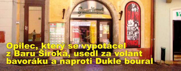 Opilec, který se vypotácel z Baru Široká, usedl za volant bavoráku a naproti Dukle boural  