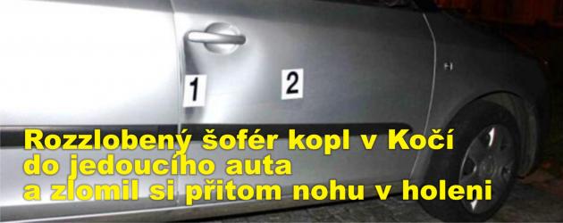 Rozzlobený šofér kopl v Kočí do jedoucího auta a zlomil si přitom nohu v holeni