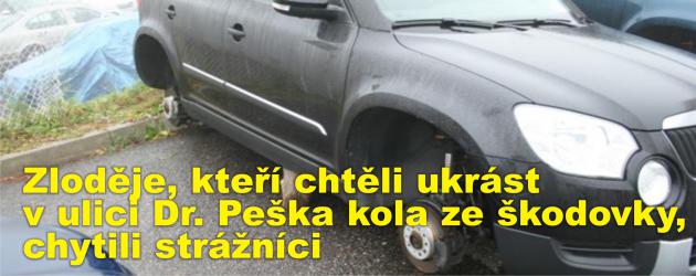 Zloděje, kteří chtěli ukrást v ulici Dr. Peška kola ze škodovky, chytili strážníci